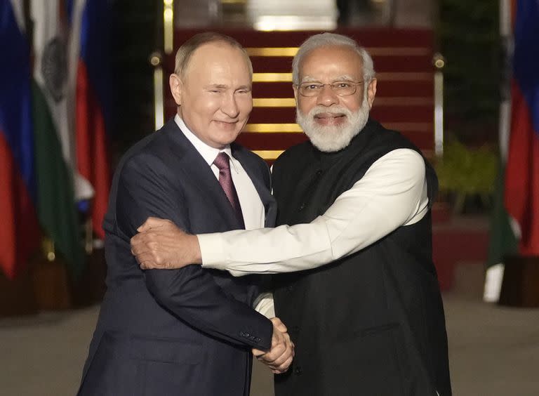 El presidente ruso, Vladimir Putin, a la izquierda, y el primer ministro indio, Narendra Modi, se saludan antes de su reunión en Nueva Delhi, India, el 6 de diciembre de 2021. (Foto AP/Manish Swarup, Archivo)