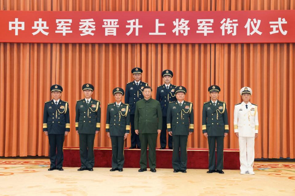 習近平8月1日宣布火箭軍司令員王厚斌（左上）和火箭軍政治委員徐西盛（右上）晉升上將軍階。美聯社