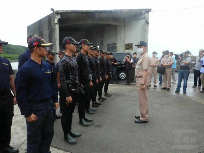 海軍司令劉志斌上將慰勉水下作業大隊隊員，肯定他們愛民助民表現。（海軍司令部提供）