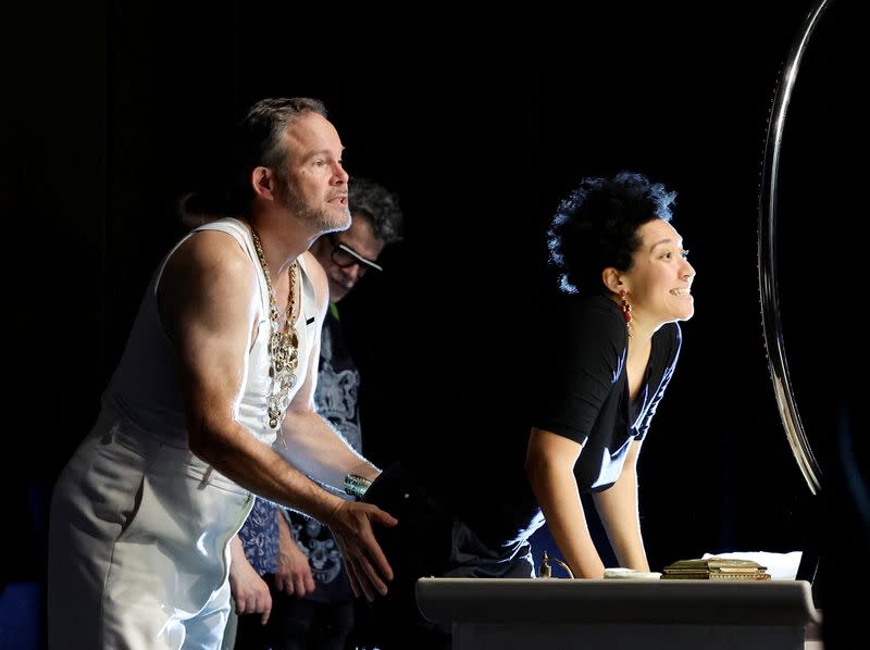 El bajo-barítono Gerald Finley y la soprano Julia Bullock actúan durante un ensayo de la ópera "Antonio y Cleopatra" en el Gran Teatre del Liceu de Barcelona