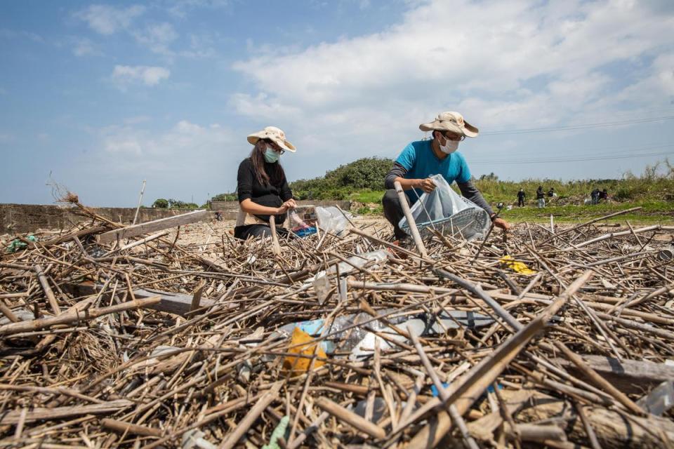 近年淨灘成為熱門活動，但效果有限，若不積極源頭減量，未來台灣恐怕面臨巨大海洋垃圾危害。（攝影：翁睿坤）