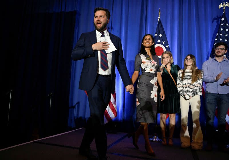 El candidato republicano al Senado de los Estados Unidos por Ohio, J. D. Vance, llega con su esposa Usha para declarar la victoria en su fiesta nocturna de las elecciones a medio mandato de 2022 en Columbus, Ohio, Estados Unidos