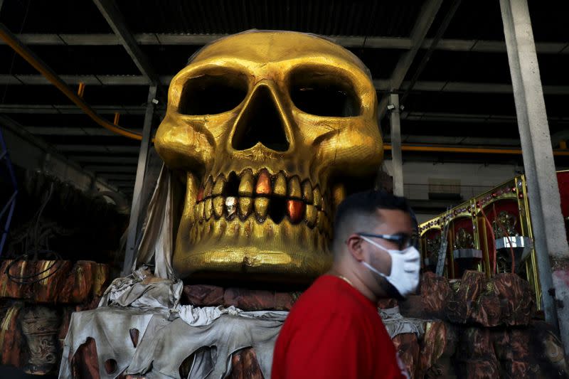 IMAGEN DE ARCHIVO. Un trabajador de la escuela de samba Estácio de Sá camina en medio de la sede vacía de la escuela en Río de Janeiro, Brasil