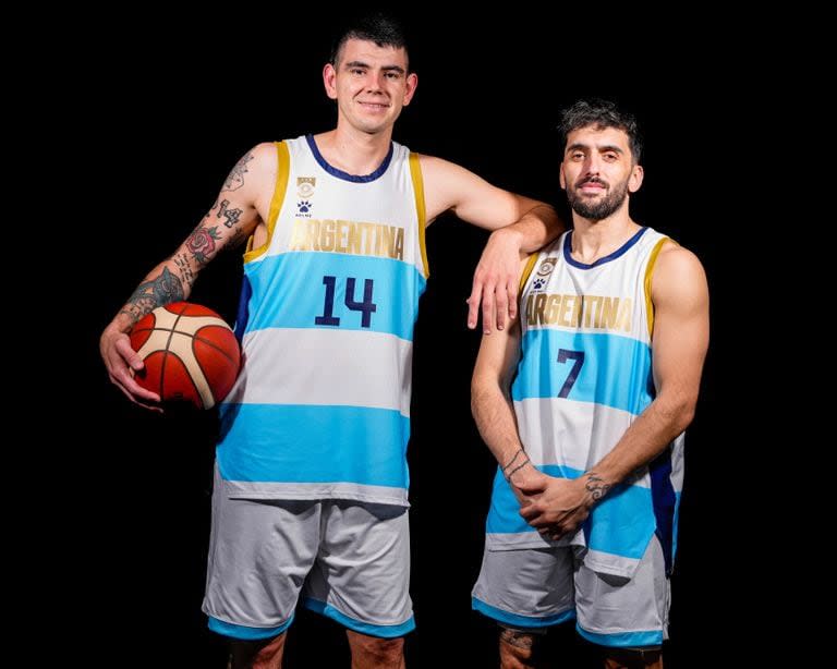 Gabriel Deck y Facundo Campazzo posan con la nueva camiseta de la selección argentina de básquetbol que será presentada este jueves en el duelo ante Chile