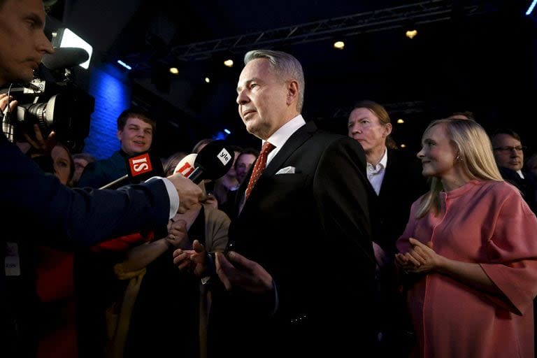 El ex ministro finlandés de Asuntos Exteriores y candidato de la Liga Verde (VIHR), Pekka Haavisto, habla a los periodistas mientras se anuncian las primeras proyecciones de una recepción electoral en Helsinki
(Antti Aimo-Koivisto / Lehtikuva / AFP)