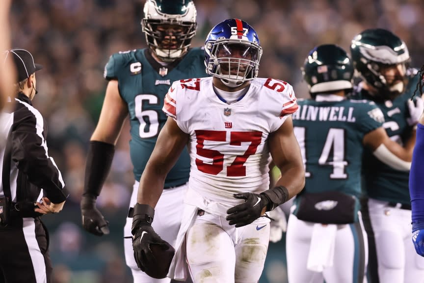 El apoyador de los New York Giants, Jarrad Davis (57), contra los Philadelphia Eagles durante un partido de la ronda divisional de la NFC en el Lincoln Financial Field.