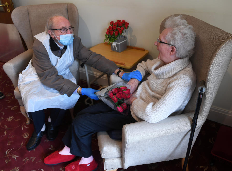 The heartwarming moment Frank and Sheila Whitelow are reunited at Carr Croft Care Home in Meanwood. (SWNS)