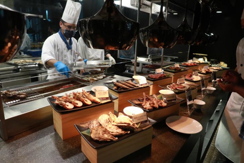 迎合台南人愛燒烤的口味，新的阿力海推出真炭火燒烤區，有十二種燒烤可供挑選。（記者陳俊文攝）