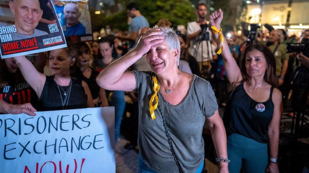 Familiares de rehenes de Hamás lloran y piden su liberación en una manifestación.