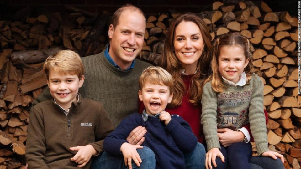 Esta es una fotografía familiar de los duques de Cambridge de la Navidad de 2020.