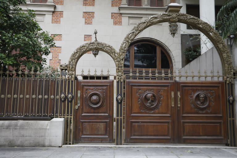 Las puertas de madera de la casona