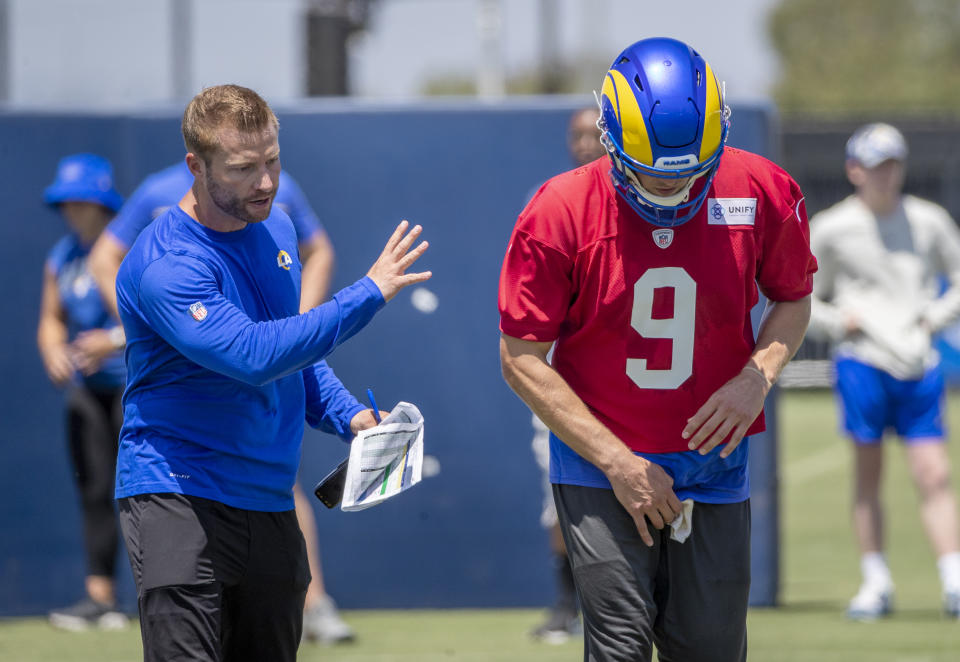 IRVNE, CA - JULY 24, 2022: Rams coach Sean McVay conferences with quarterback Matthew Stafford during NFL training camp at UC Irvine on July 24, 2022 in Irvine, California.(Gina Ferazzi / Los Angeles Times via Getty Images)