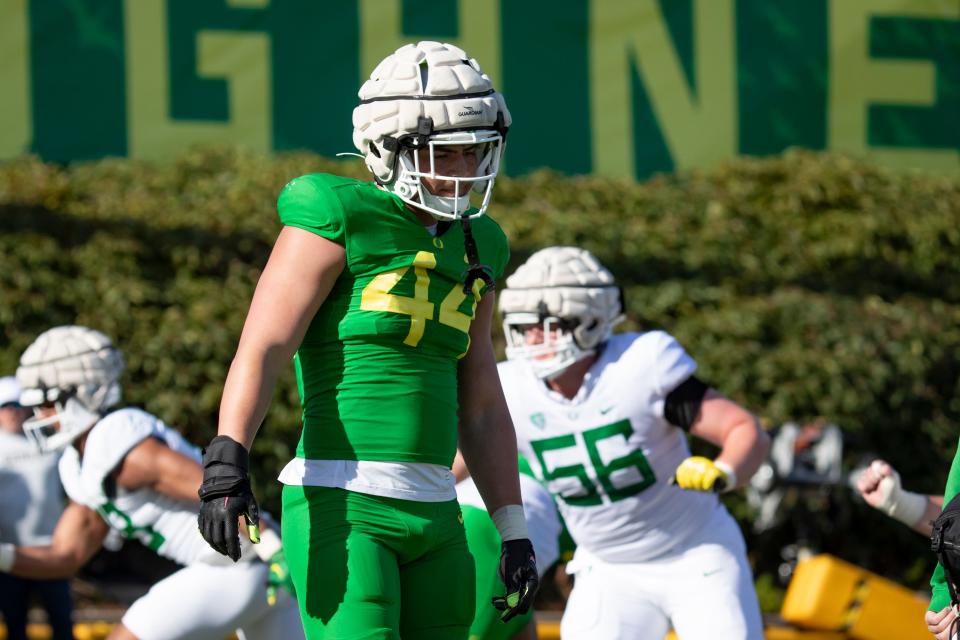 Oregon linebacker Teitum Tuioti works out during practice with the Oregon Ducks Tuesday, April 9, 2024, at the Hatfield-Dowlin Complex in Eugene, Ore.