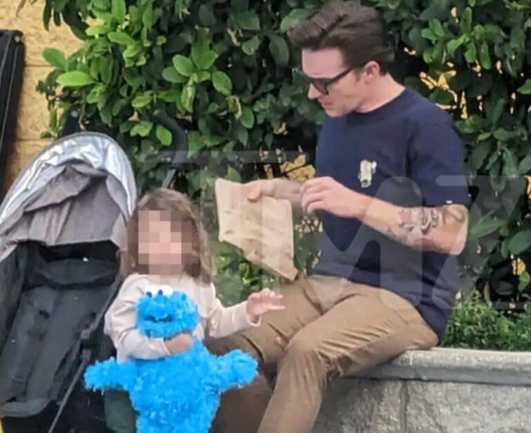 Drake Bell junto a su hijo en SeaWorld