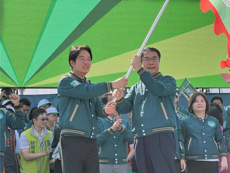 針對黃偉哲(右)是否入閣，陳亭妃特地詢問賴清德(左)，賴表示「絕對不可能，現在的縣市首長都會做到任期結束」。(資料照片)
