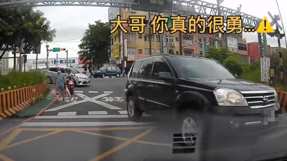 黑色休旅車還逆向超車。（圖／翻攝自抖音）