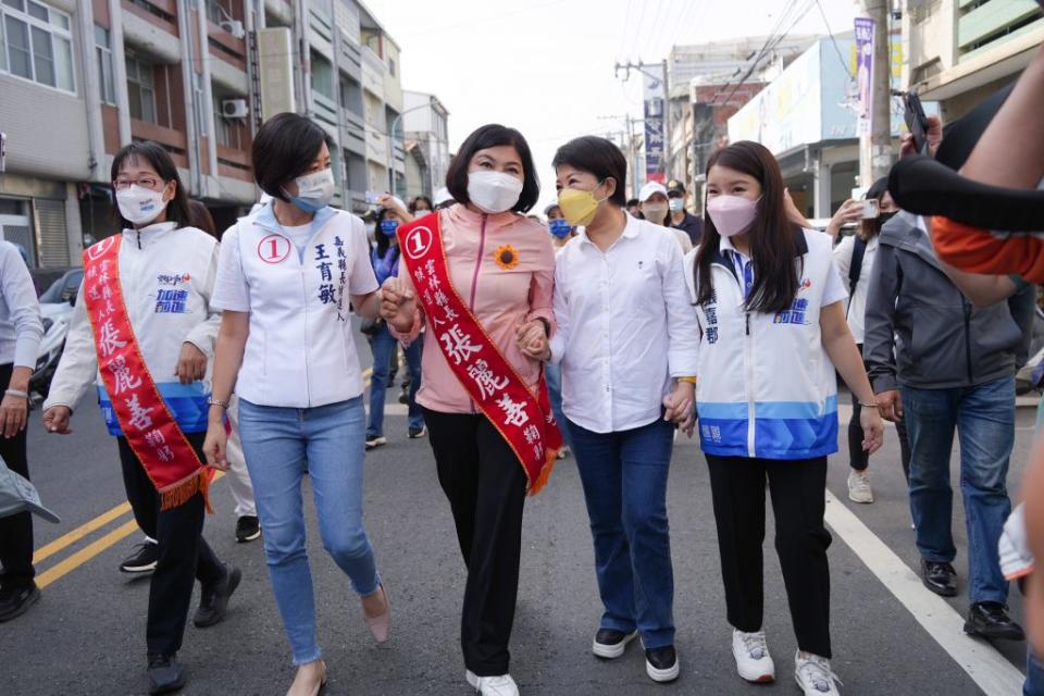 台中市長盧秀燕前往雲林虎尾市場與嘉義縣長候選人王育敏合體，一同為雲林縣長張麗善輔選掃街。（記者徐義雄翻攝）