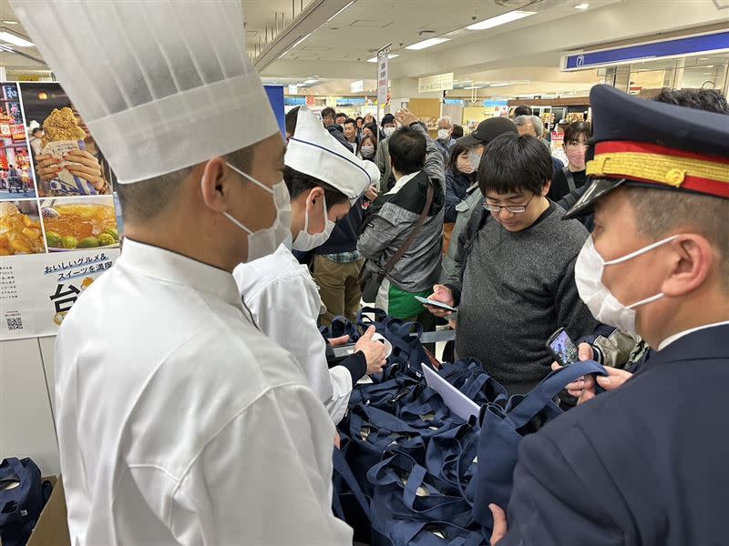 多位日本民眾前往購買台鐵便當。（圖／台鐵公司提供）