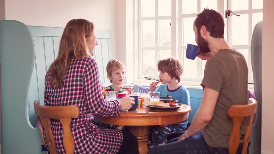 Una familia desayunando