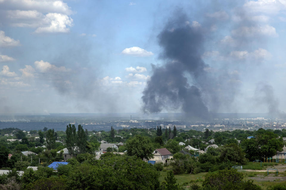 El humo se eleva sobre Severodonetsk, Ucrania, que colinda con Lysychansk, el domingo 12 de junio de 2022. (Tyler Hicks/The New York Times)