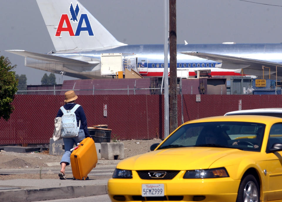 Imagen de julio de 2004 muestra a un viajero trasladándose de una una termina a otra dentro del aeropuerto de San José, California. Autoridades del FBI informaron que un adolescente de 16 años viajó escondido en el compartimiento del tren de aterrizaje en un avión que salió de San José hacia a Hawai pero llegó sano y salvo pese a las temperaturas heladas y la falta de oxígeno en las alturas. (Foto de AP/Paul Sakuma, archivo)