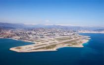 <p>Por último, ficou o aeroporto Nice Cotê D'Azur, na França. Este é o terceiro aeroporto mais movimentado da França e também serve de aeroporto para o Principado de Mônaco, por conta de sua proximidade.</p>