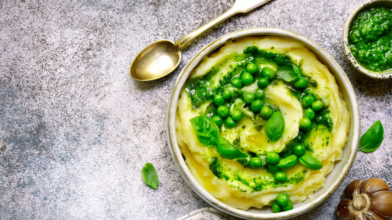 Mashed potatoes with peas and pesto