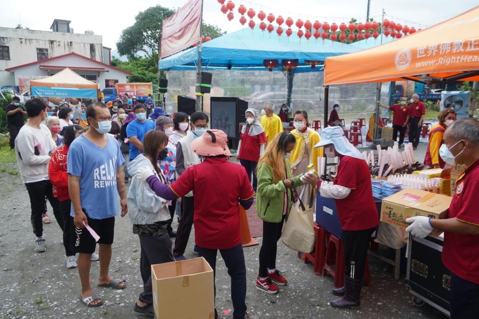 《圖說》行動佛殿駐錫花蓮瑞穗，募集愛心除原本物資再加送兩劑福吉美唾液快篩試劑給弱勢家庭。