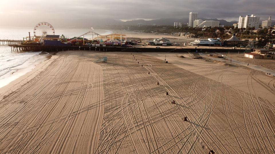 La playa y el muelle de Santa Mónica, en California (Estados Unidos), desiertos el 16 de abril. (Foto: Robyn Beck / AFP / Getty Images).