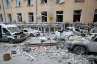<p>Según las autoridades ucranianas, el bombardeo a este barrio residencial causó varios muertos y heridos. (Foto: Vyacheslav Madiyevskyy / Reuters).</p> 