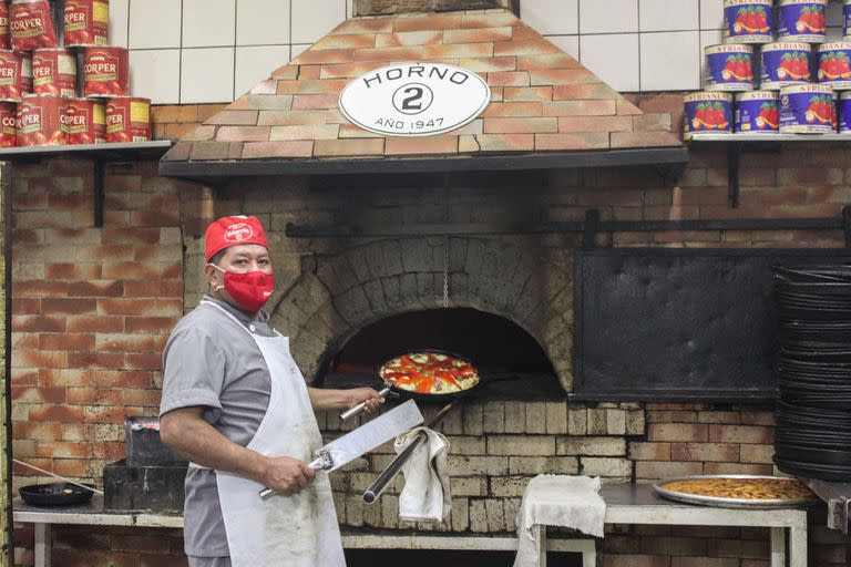Carlos Palacios es maestro pizzero y tiene 36 años en Güerrin.