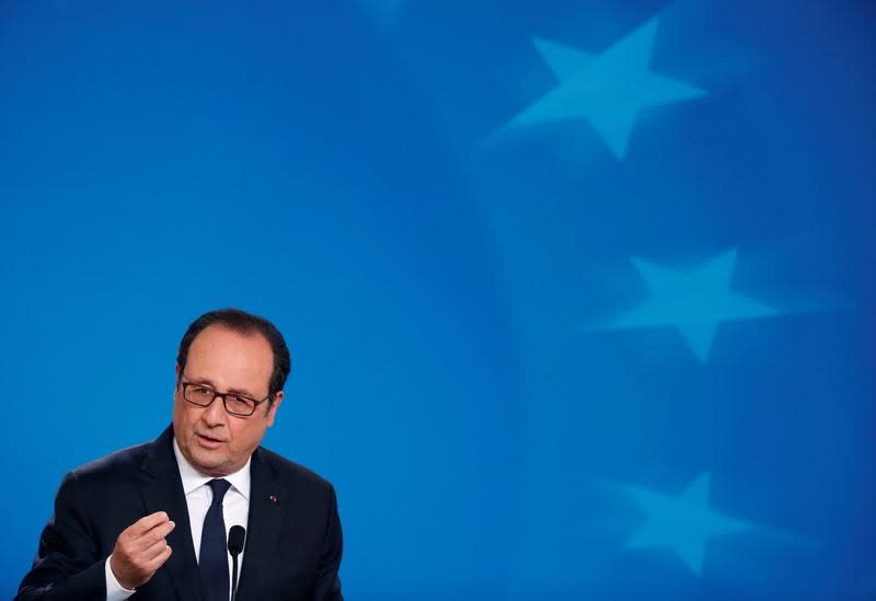 François Hollande a exhorté samedi les "forces républicaines" à choisir le "bulletin Macron" le 7 mai, au second tour de l'élection présidentielle française, afin de faire baisser au maximum le score de Marine Le Pen. /Photo prise le 29 avril 2017/REUTERS/Christian Hartmann