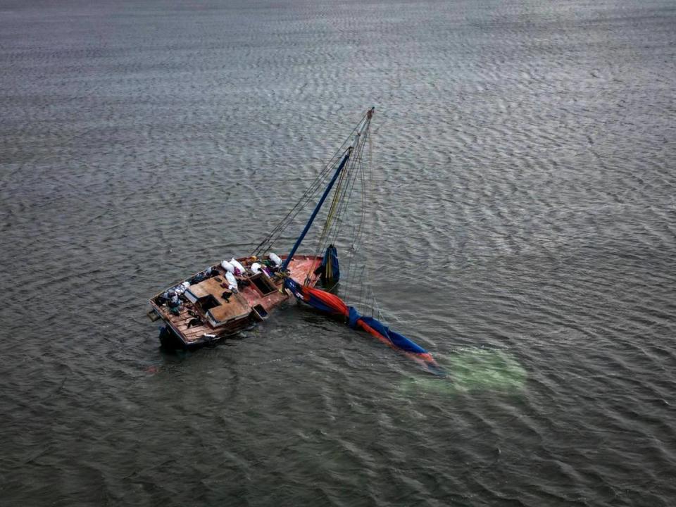 Key Largo, Cayos de la Florida, la Florida, 14 de enero de 2023. Un carguero haitiano usado por migrantes haitianos para viajar a Estados Unidos se encuentra en un banco de arena frente a Key Largo, en los Cayos de la Florida.