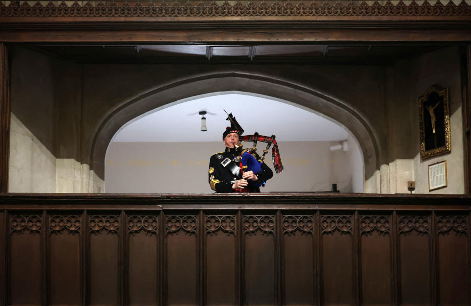 Piper plays during Queen Elizabeth II's funeral (Phil Noble / WPA Pool / Getty Images)