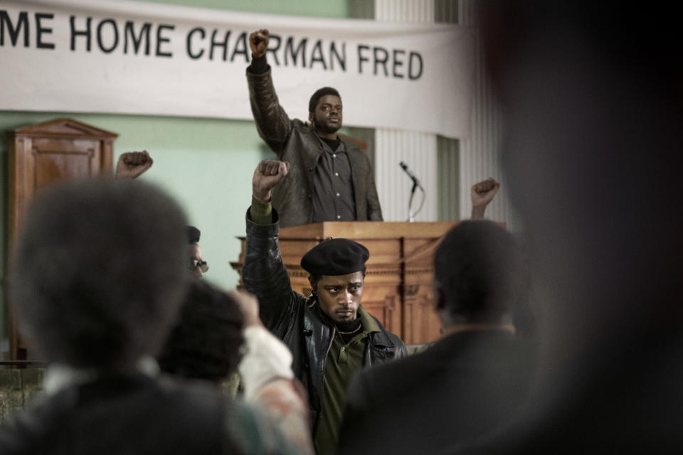 En esta imagen difundida por Warner Bros. Pictures, Lakeith Stanfield, al frente, y Daniel Kaluuya, al fondo en el centro, en una escena de "Judas and the Black Messiah". La película se estrena el viernes en HBO Max y salas de cine. (Warner Bros. Pictures via AP)