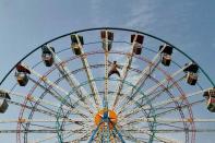 Ein Mann balanciert zwecks Inspektion auf einem Riesenrad in einem Vergnügungspark nahe der pakistanischen Stadt Peschawar. (Bild: Fayaz Aziz/Reuters)