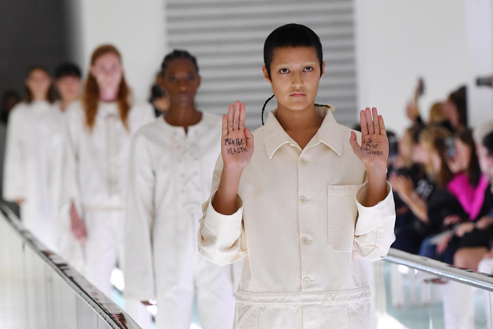 Ayesha Tan-Jones protestierte mit einer spontanen Aktion gegen die Gucci-Show (Bild: Jacopo Raule/Getty Images for Gucci)