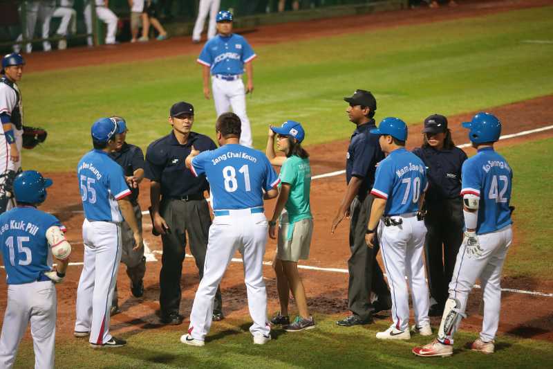 20170823-世大運棒球23日晚間於天母棒球場上演中韓大戰，圖為韓國隊總教練上前與主審爭論。（顏麟宇攝）