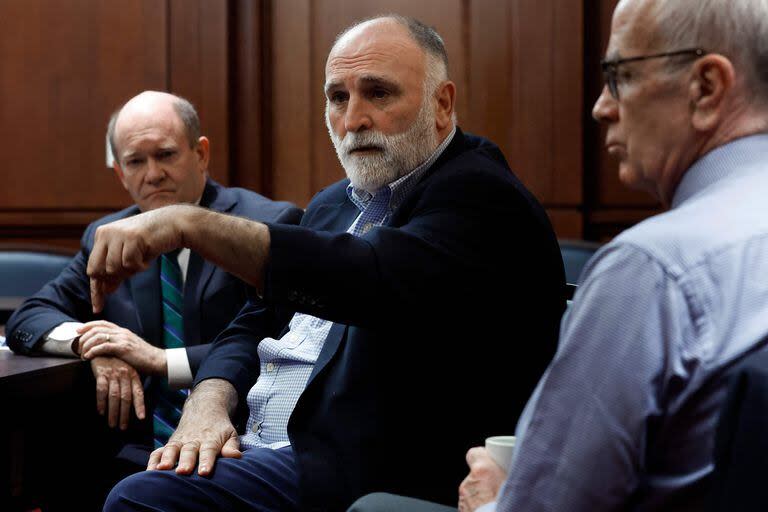 El chef José Andrés (centro) durante una reunión en el Congreso de Estados Unidos (Photo by CHIP SOMODEVILLA / GETTY IMAGES NORTH AMERICA / AFP)