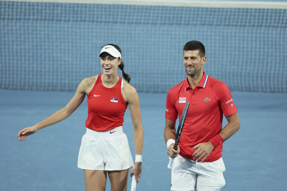 Novak Djokovic y Olga Danilovic de Serbia se ríen durante su duelo de dobles mixtos ante Qinwen Zheng y Zhizhen Zhang de China en el United Cup en Perth, Australia el domingo 31 de diciembre del 2023. (AP Foto/Trevor Collens)