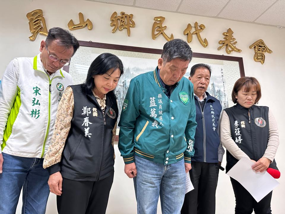 員山鄉前鄉代藍萬義率多位民進黨員山鄉代，今天上午9時在鄉代會向居中協調卻因病驟世的主席許芳明默哀1分鐘，隨即轉往選委會登記參選。林泊志攝