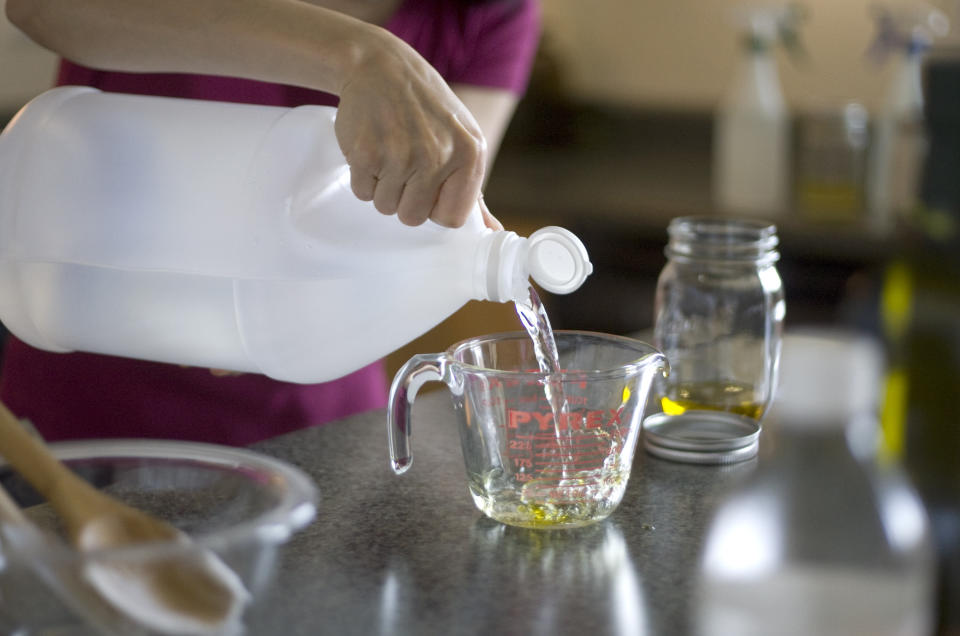 <p>Rund 140 Euro gibt ein Haushalt im Jahr für Reinigungsmittel aus. Dabei kann man viele Produkte ganz einfach selbst aus Weißweinessig und etwas Wasser herstellen. Das spart erstens Geld und schont zweitens die Umwelt. (Foto: gettyimages) </p>