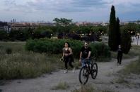 Gente camina en un parque, ya que algunos parques de la ciudad reabrieron en medio de la flexibilización de las restricciones en Madrid,