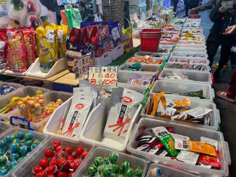 ▲在台灣夜市能看見攤販在販賣魔芋爽等中國零食。（圖／記者楊智傑攝）