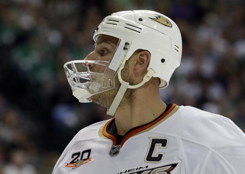 Anaheim Ducks' Ryan Getzlaf (15) wears a protective mask after a suffering a facial injury earlier in the series against the Dallas Stars during the second period of a first-round NHL hockey Stanley Cup playoff series game, Monday, April 21, 2014, in Dallas. (AP Photo/Tony Gutierrez)