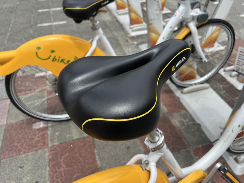 北市YouBike2.0座墊採中空設計，可加強散熱，另車體以戶外耐高溫、防水方式設計，避免車輛損壞。記者鍾維軒／攝影