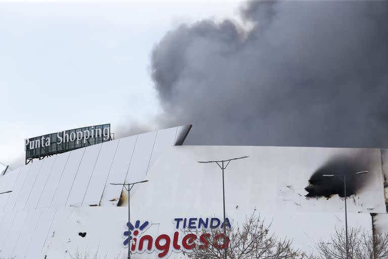 El sábado durante la madrugada se produjo un incendio en el hipermercado y las llamas todavía no han sido controladas