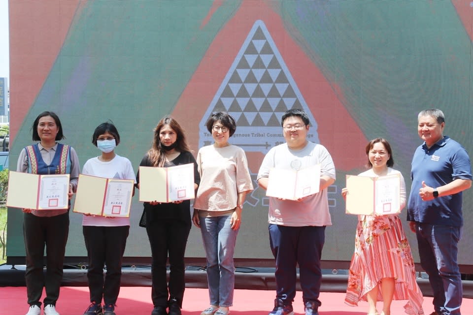 臺東縣原住民族部落大學開學，縣長饒慶鈴(中)頒發校本部及各分校講師聘書。