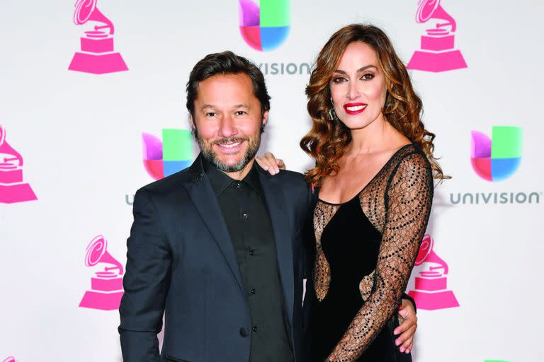 Inseparable de Diego Torres, Debora Bello causó sensación con un look al mejor estilo old Hollywood. Llevó un traje de línea sirena y con transparencias estratégicas de El Camarín, que accesorizó con joyas de Isabel Englebert y zapatos Jimmy Choo.