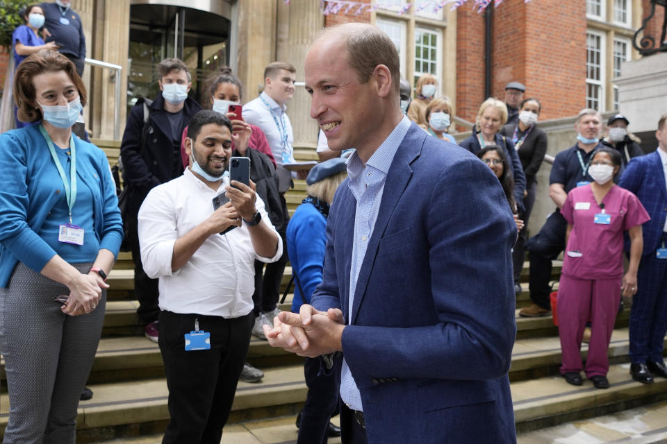 ARCHIVO - El príncipe Guillermo de Gran Bretaña, presidente del Royal Marsden NHS Foundation Trust, sale de una visita para conocer el trabajo innovador que se está llevando a cabo para mejorar el diagnóstico del cáncer, en Londres, el 24 de mayo de 2022. (Foto AP/Frank Augstein, Pool, archivo)